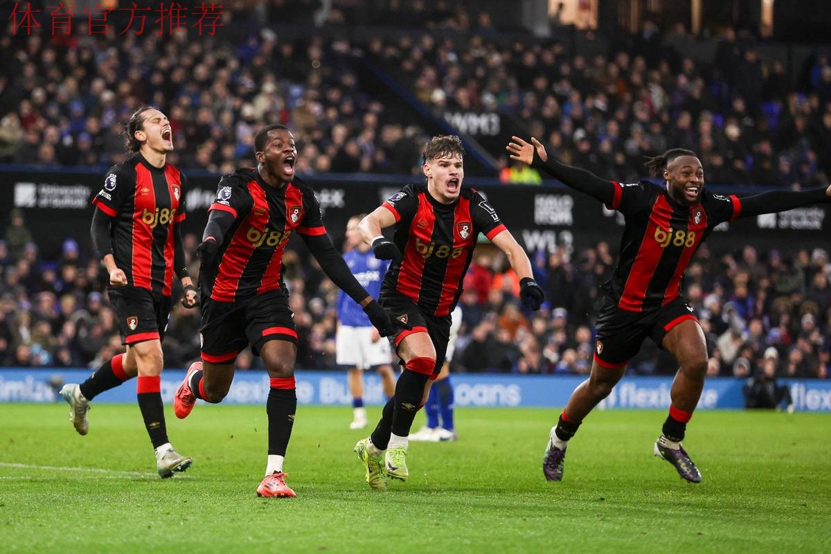 曼联主场4-4平伯恩茅斯，B费关键表现难挽狂澜，防线漏洞是隐患